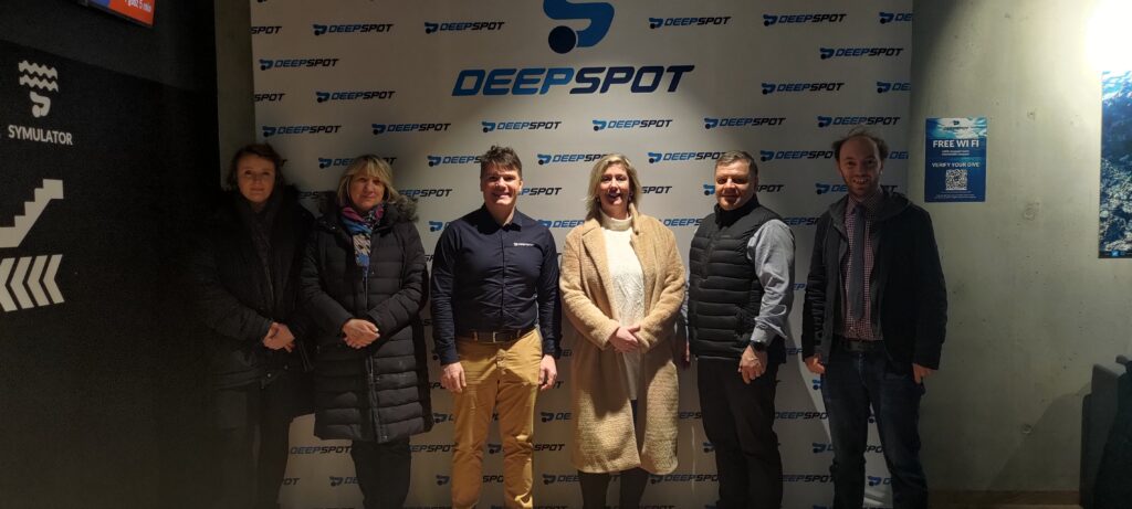 Członkowie delegacji wraz z dyrektorem Deepspota